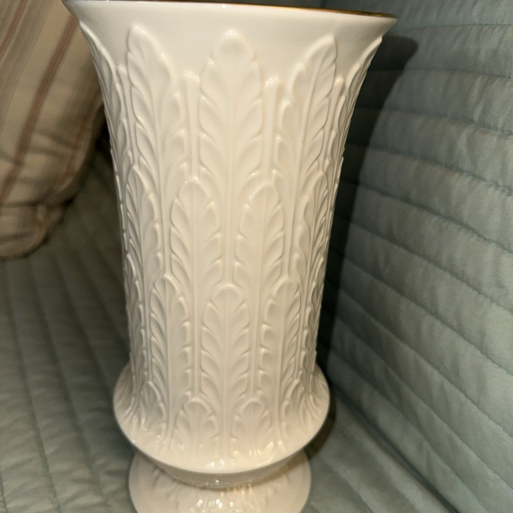 Lenox Porcelain Vase Autumn Leaves pattern, Ivory color with gold trim 9.5" - Picture 2 of 5